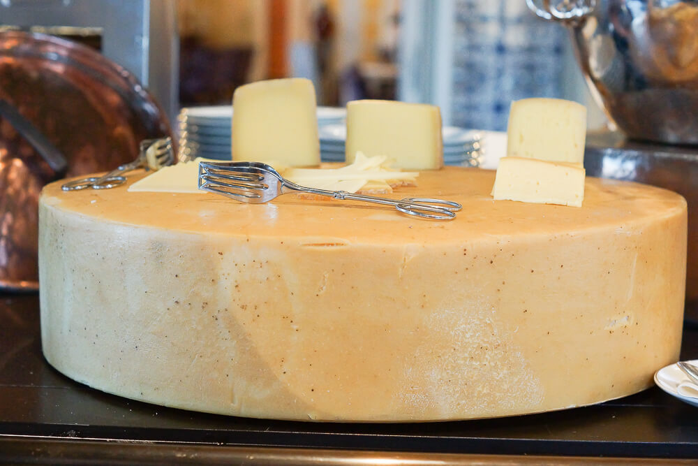 Bürgenstock Hotel - Käse zum Frühstück