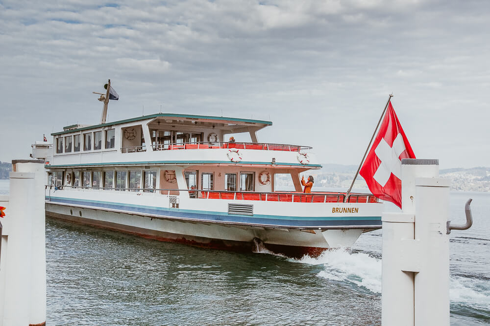 Bürgenstock Hotel - Schiff an der Anlagestelle Luzern
