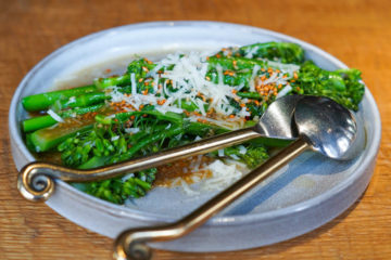 Broccolini mit Parmesan, Sesam und Teriyaki-Sauce - Gesunde Gemüseküche