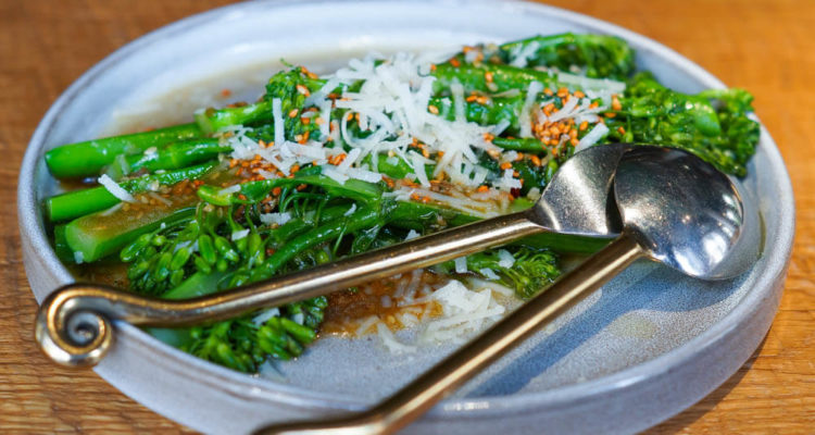 Broccolini mit Parmesan, Sesam und Teriyaki-Sauce - Gesunde Gemüseküche
