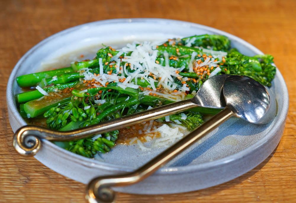 Broccolini mit Parmesan, Sesam und Teriyaki-Sauce - Gesunde Gemüseküche