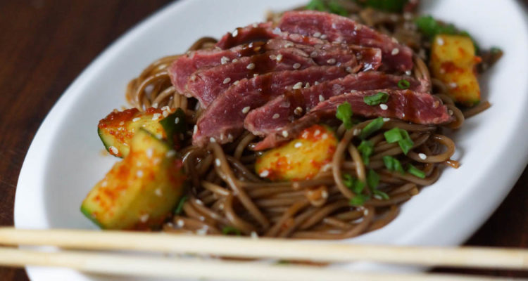 Oi Muchim - Scharfe Koreanische Gurken, Nudeln und Steak Sashimi