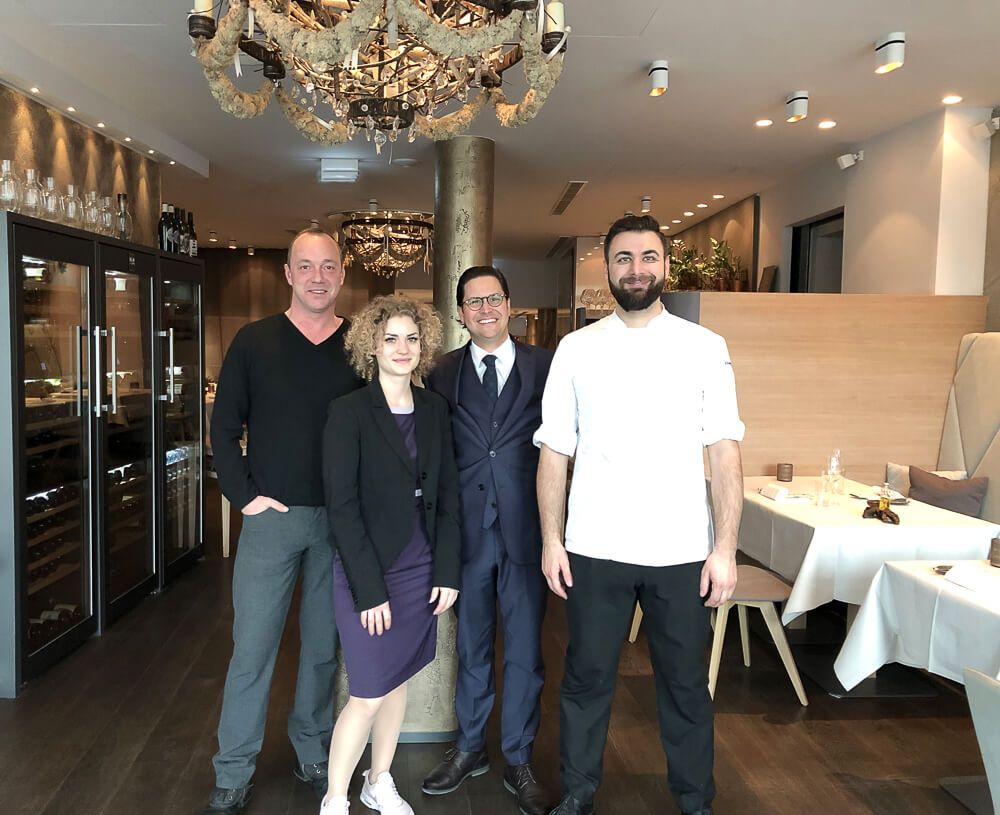 03_LH_München_Das Viktualienmarkt_GM und Team Tian_©Living Hotels