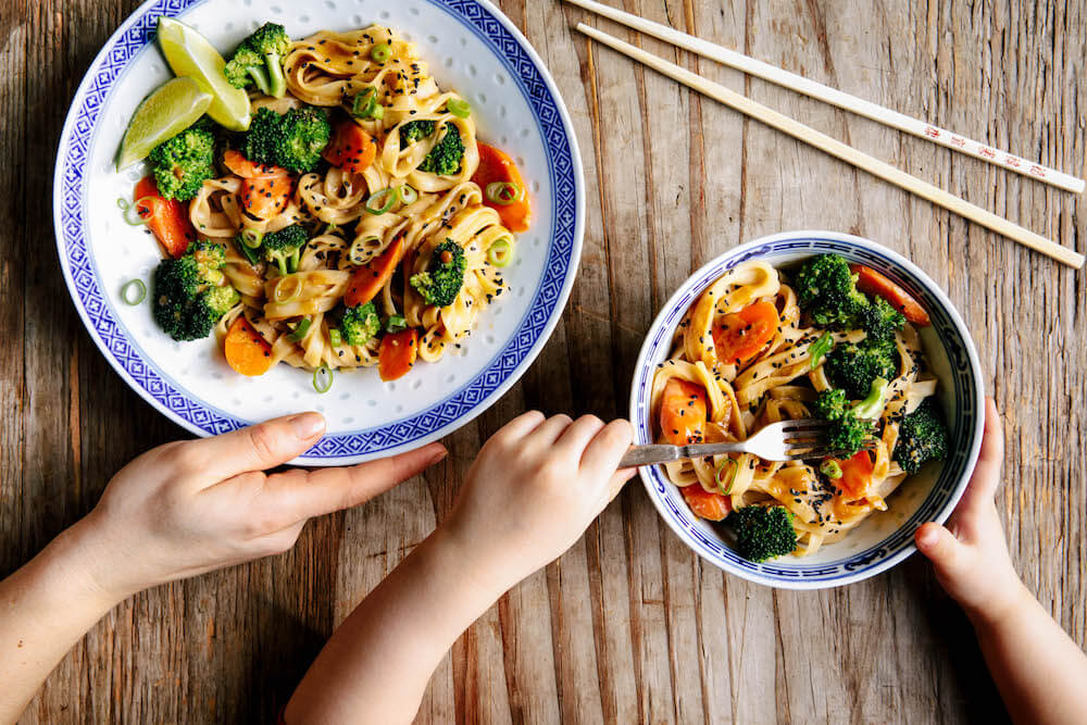 Asiatischer Schock-Wok mit Brokkoli und Reisbandnudeln