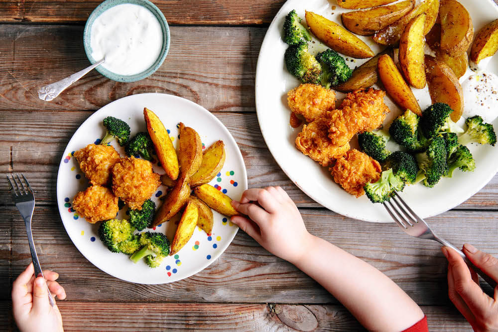 Knusprige Hähnchennuggets mit Ofengemüse und Limetten-Dip
