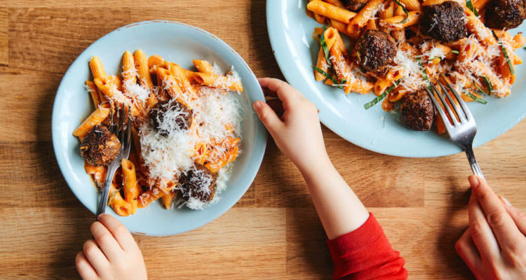 Polpette aus Rinderhack in cremiger Tomatensauce mit Penne