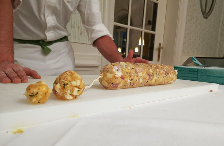 Pressknödel mit Stilfser Käse und Speck - Köstliche Knödel mit ...
