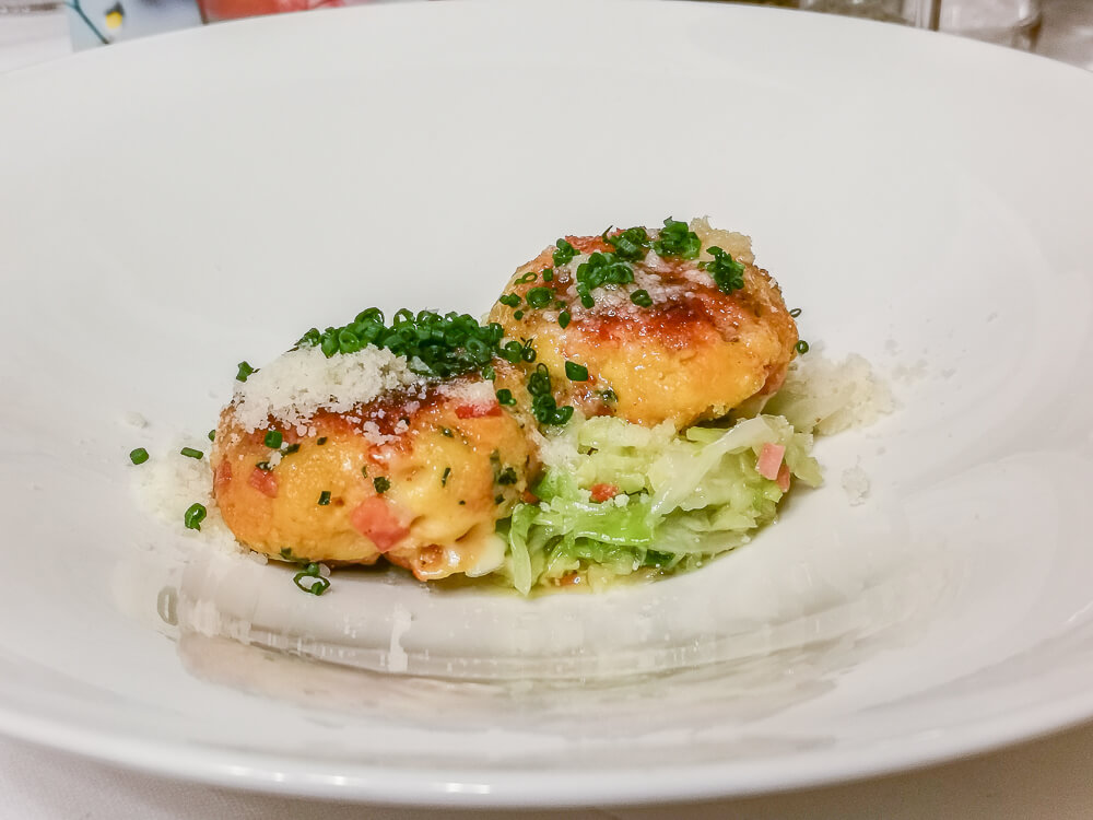 Pressknödel mit Stilfser Käse und Speck mit Krautsalat