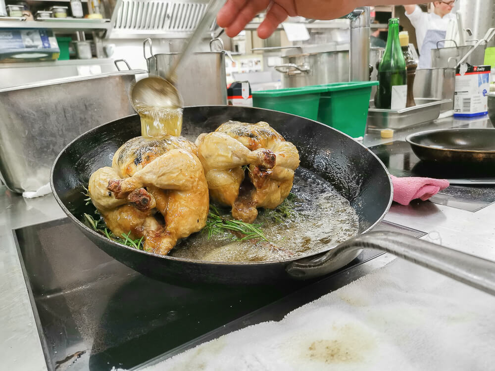 Waldhaus Sils Chefs Table - Getrüffeltes Hähnchen in Butter geschwenkt