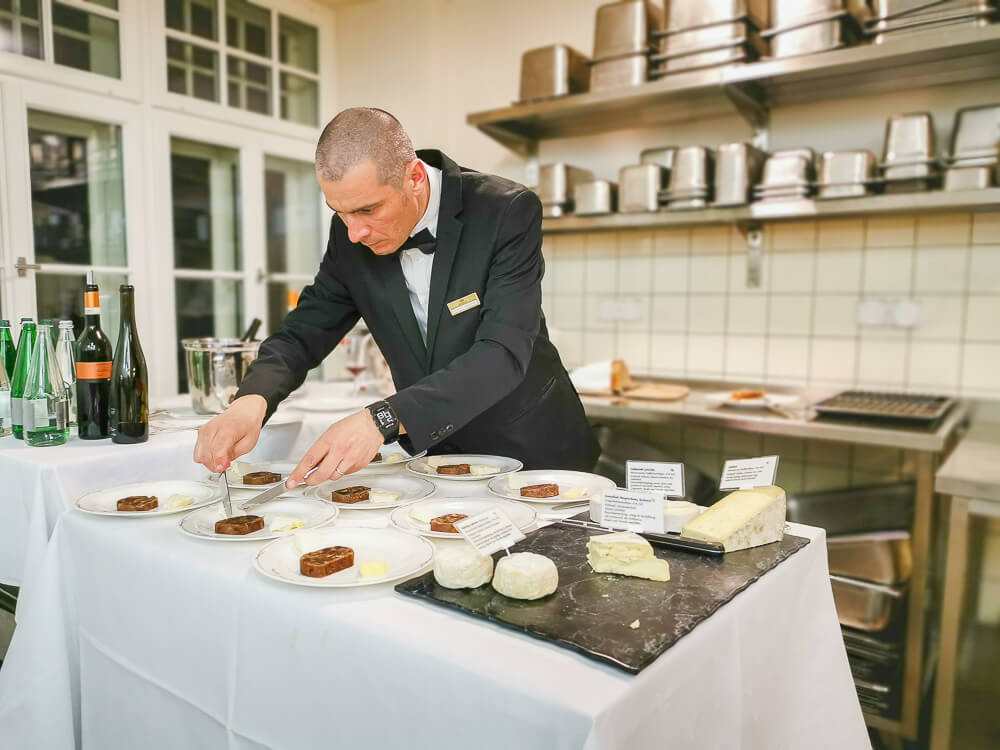 Waldhaus Sils Chefs Table - Käseplatte beim Anrichten