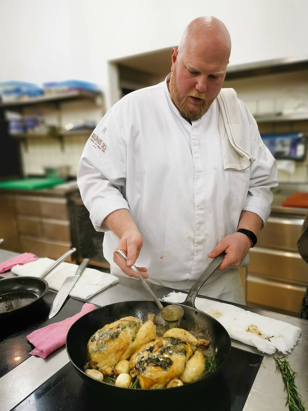 Waldhaus Sils Chefs Table - Küchenchef Gero Porstein an den Hähnchen