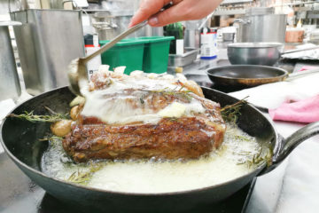 Waldhaus Sils Chefs Table - Kalbskarree in Butter, Rosmarin und Knoblauch