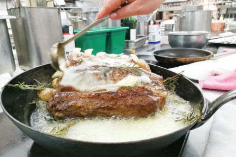 Waldhaus Sils Chefs Table - Kalbskarree in Butter, Rosmarin und Knoblauch