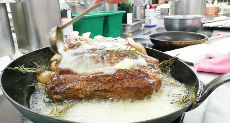 Waldhaus Sils Chefs Table - Kalbskarree in Butter, Rosmarin und Knoblauch