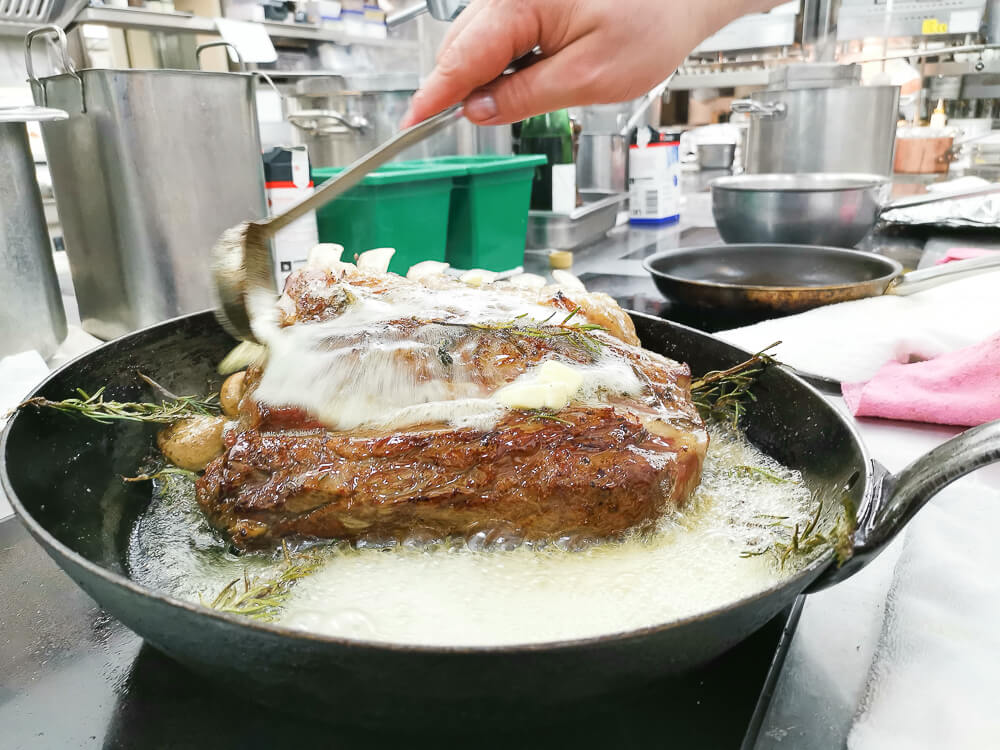 Waldhaus Sils Chefs Table - Kalbskarree in Butter, Rosmarin und Knoblauch