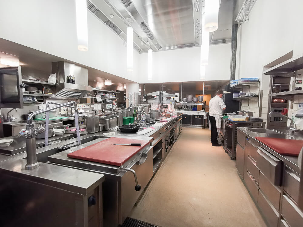 Waldhaus Sils Chefs Table -Mit Blick in die große helle Küche