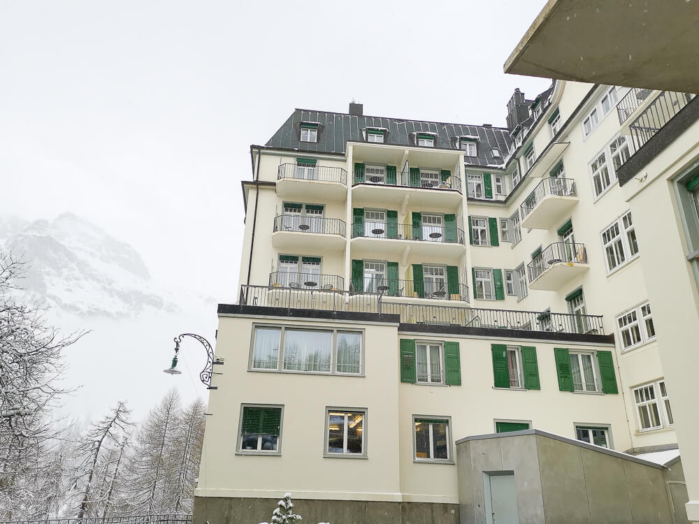 Hotel Waldhaus Sils - Außenfassade im Winter