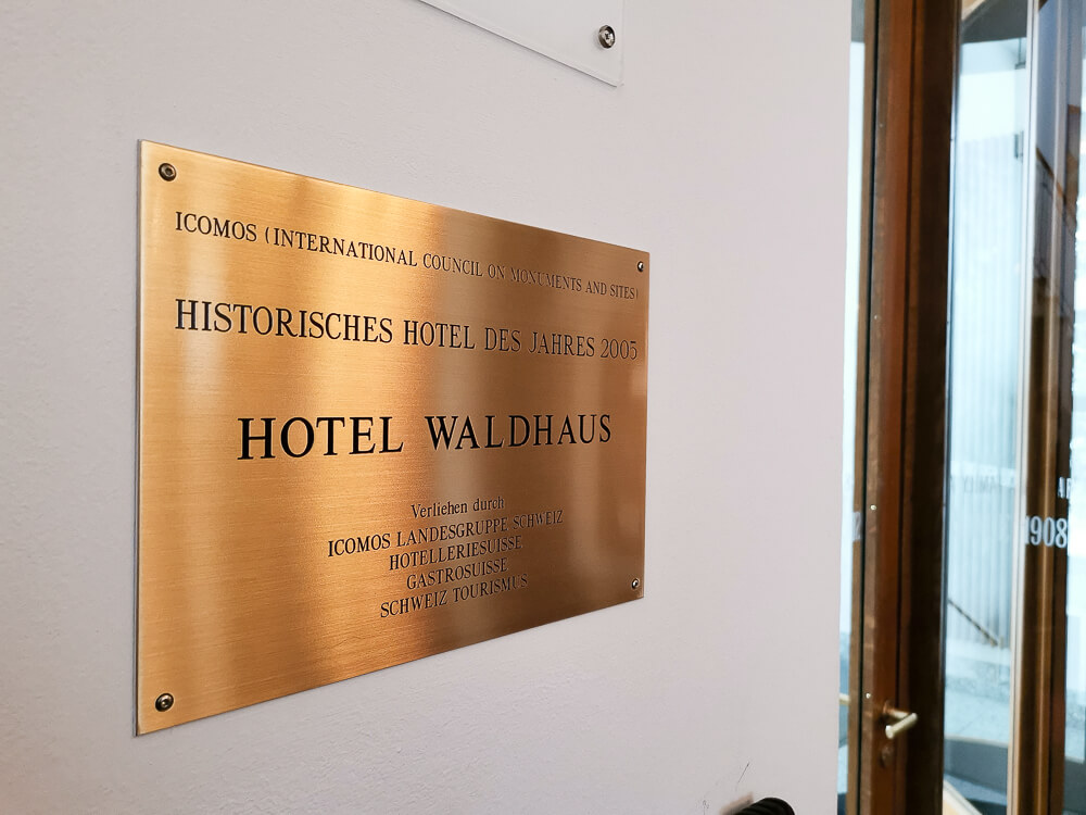 Hotel Waldhaus Sils - Hotelschild am Eingang