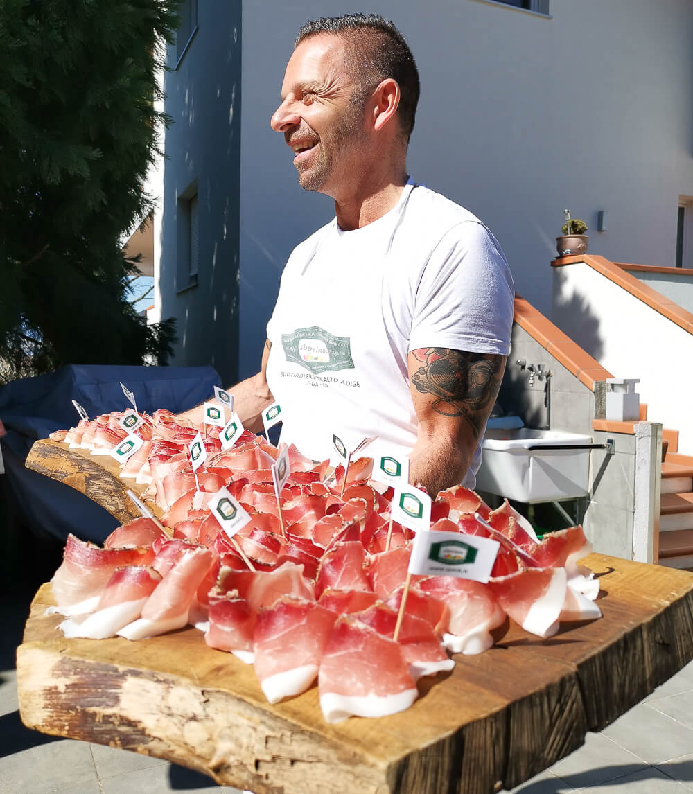 Speck aus Südtirol - Speck auf dem Holzbrett, Familie Schmid