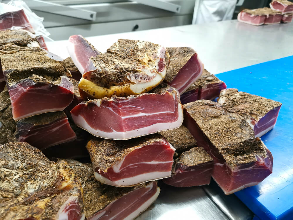 Speck aus Südtirol - das fertige und zerteilte Produkt