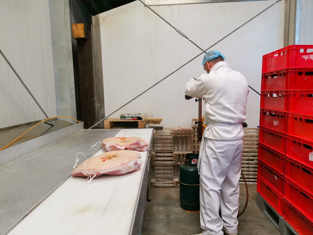 Speck aus Südtirol - Schweinekeulen werden mit Eingangsstempel versehen