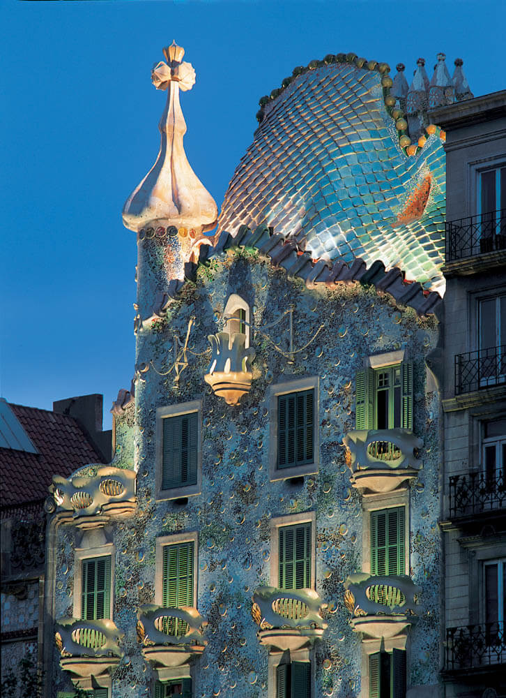 Casa-Batllo-lighted-up-evening