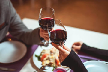 Wein beim Date ist wichtig