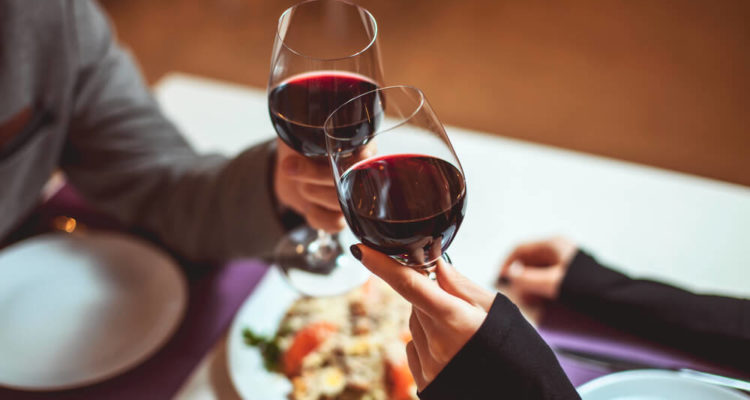 Wein beim Date ist wichtig