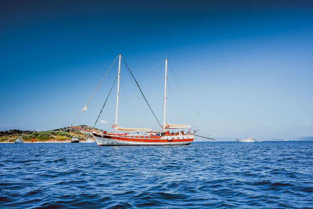 SCIC Sailing - Nemesis Segelboot für 16 Personen