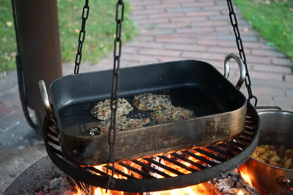 Dibbelabbes mit Linsen in der Pfanne