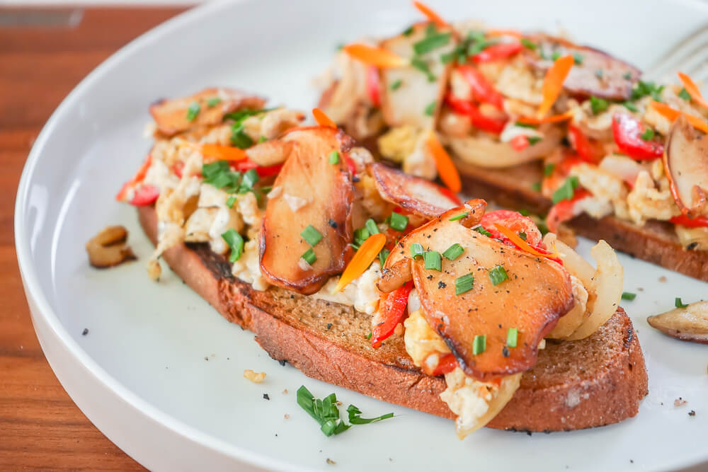 Geröstetes Bauernbrot mit Steinpilzen und Rührei 1