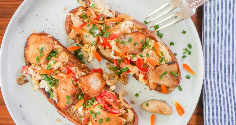 Geröstetes Bauernbrot mit Steinpilzen und Rührei 2