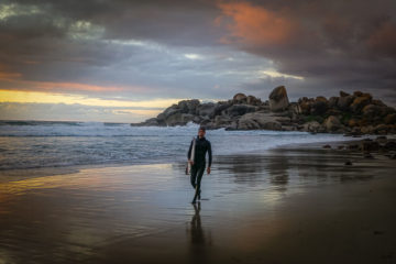 Llandudno Beach und Surfer beim Sonnenuntergang