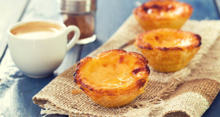 Pastel de Nata mit Zucker und Zimt