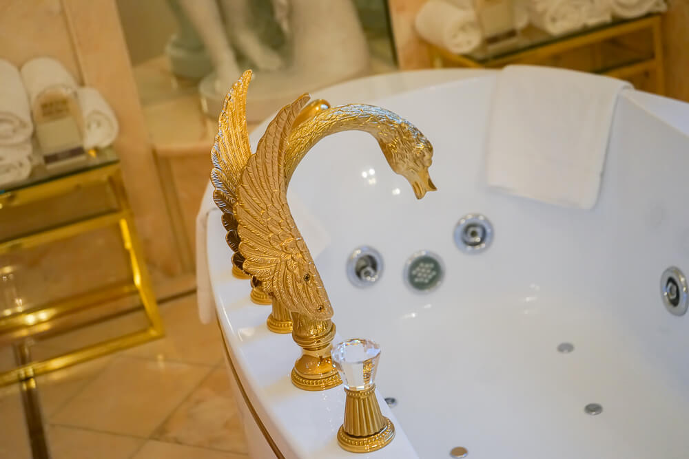 Derag Livinghotel De Medici - Fürstensuite Wannenbad