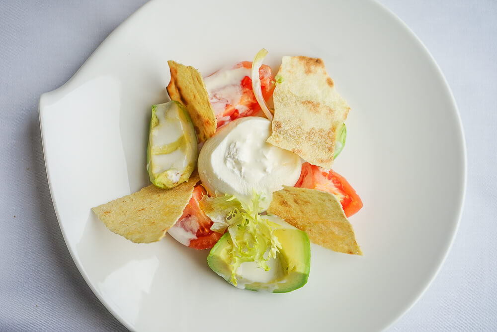 Carlton Hotel St. Moritz - Sonnenterrasse Lunch - Burrata Salat Avocado, Tomate, Knuspriges sardisches Brot