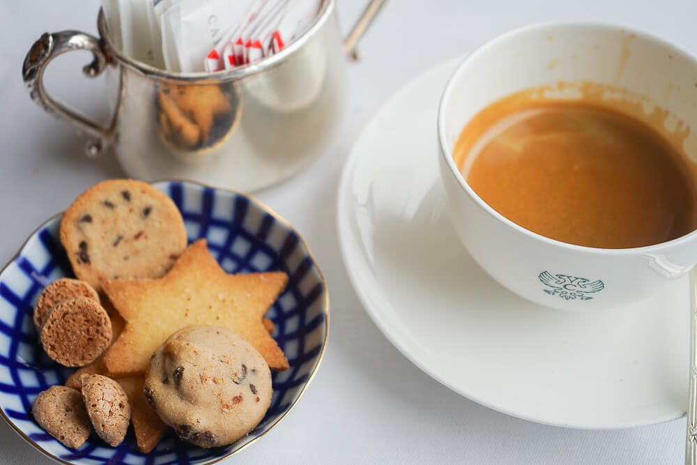 Carlton Hotel St. Moritz - Sonnenterrasse Lunch - Doppelter Espresso & Cookies