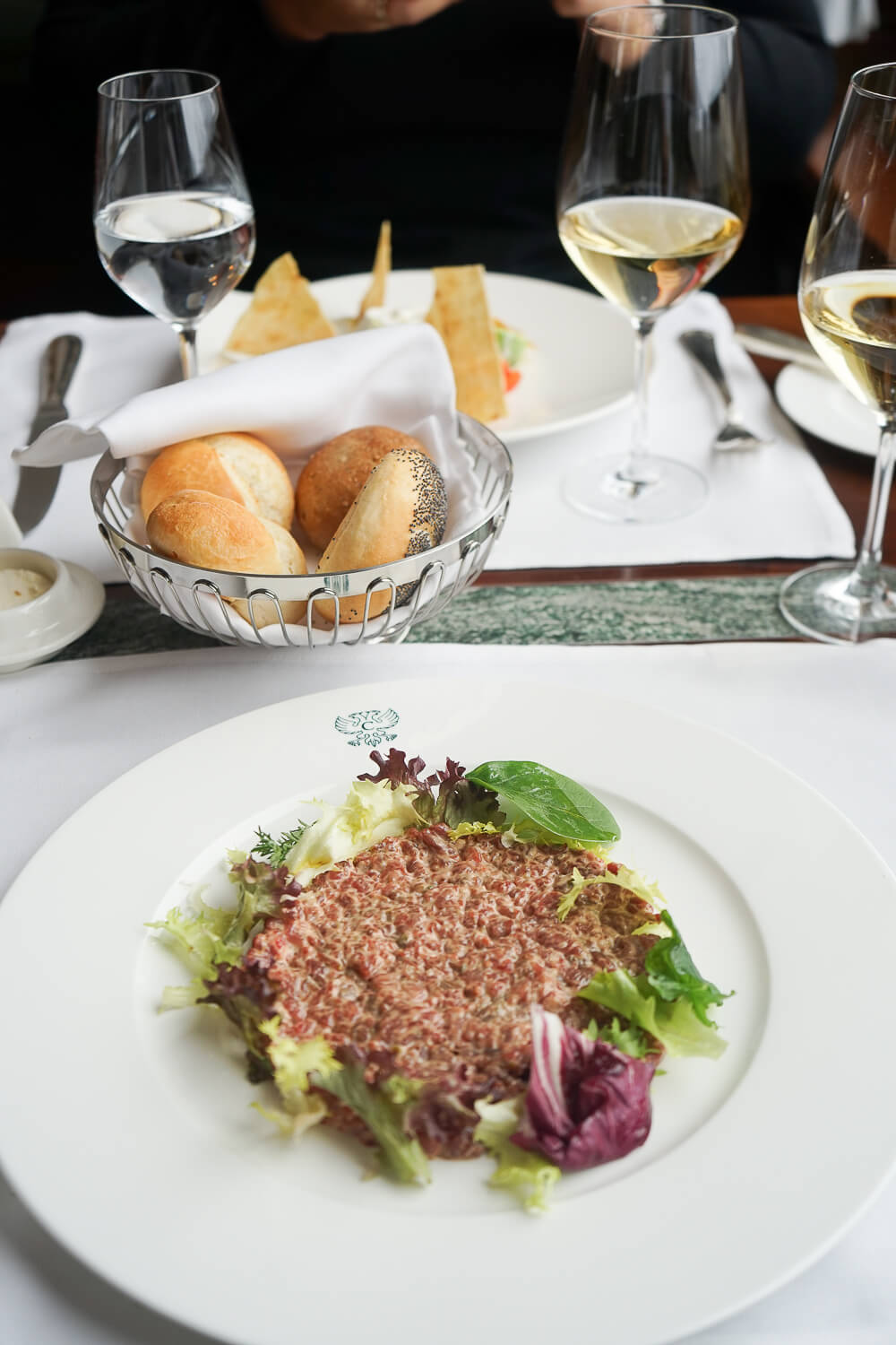 Carlton Hotel St. Moritz - Sonnenterrasse Lunch - Rindertatar vom Emmentaler Rind, Brot, Garnituren 2