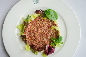 Carlton Hotel St. Moritz - Sonnenterrasse Lunch - Rindertatar vom Emmentaler Rind, Brot, Garnituren 3