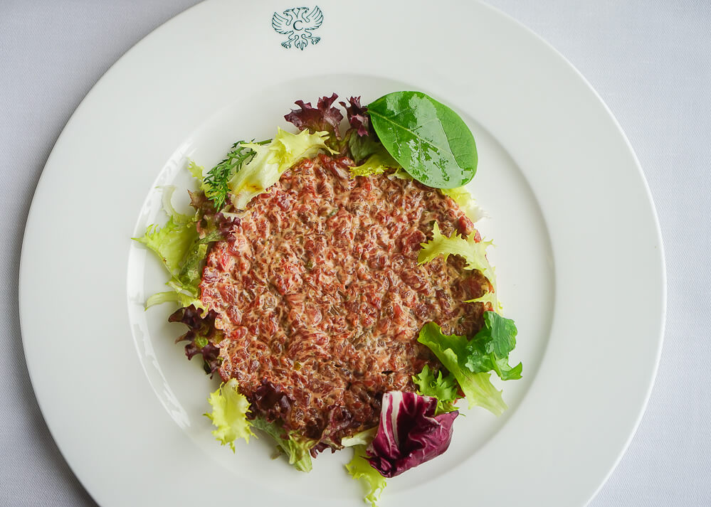 Carlton Hotel St. Moritz - Sonnenterrasse Lunch - Rindertatar vom Emmentaler Rind, Brot, Garnituren 3