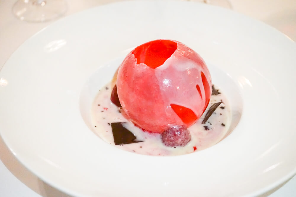 Carlton St. Moritz - Romanoff Restaurant - Späre von roten Früchten, Kokosnuss, Lapsang-Tee Cremeux
