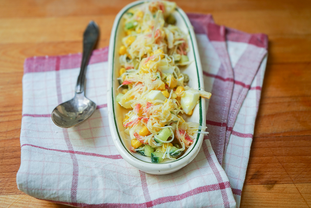 Königskrabben Salat mit Mais, Gurke und Ei