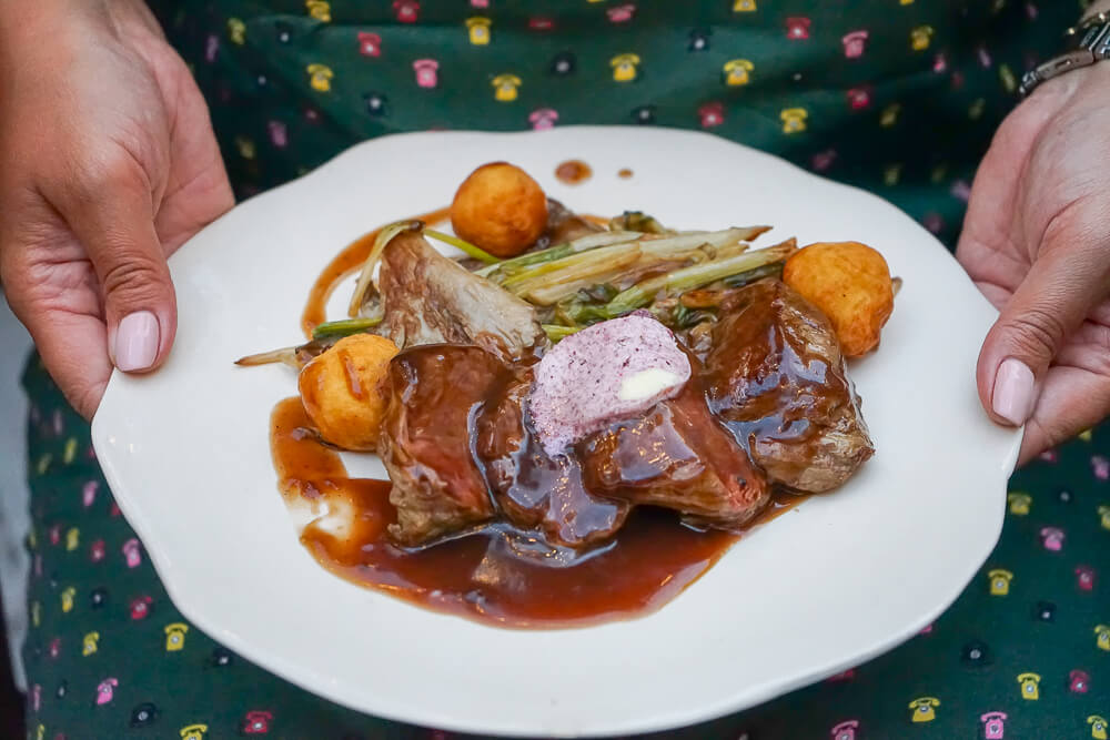g.Vino Hotel & Restaurant Tiflis - Schweinebraten mit Lauchgemüse