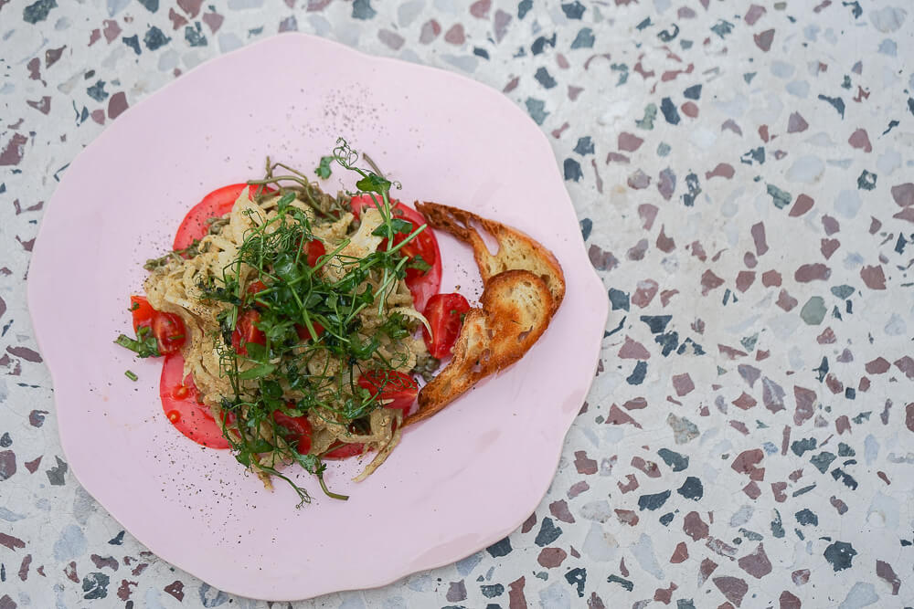 g.Vino Hotel & Restaurant Tiflis - grandiose reife Tomaten im Salat