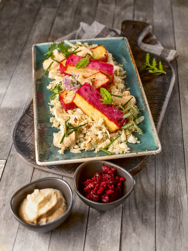 Blumenkohl-Mandel-Wok mit Mandelcreme, Rote-Beten-Tofu und Gartenkräuter