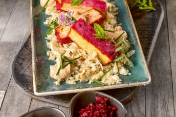 Blumenkohl-Mandel-Wok mit Mandelcreme, Rote-Beten-Tofu und Gartenkräuter
