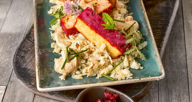 Blumenkohl-Mandel-Wok mit Mandelcreme, Rote-Beten-Tofu und Gartenkräuter