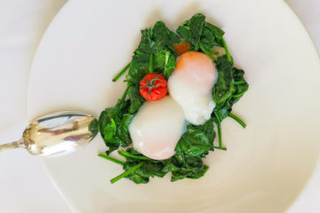 Pochierte Eier mit Spinat und Tomaten Rezept