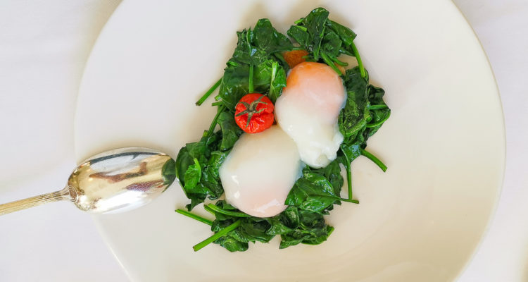 Pochierte Eier mit Spinat und Tomaten Rezept