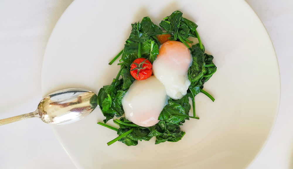 Pochierte Eier mit Spinat und Tomaten Rezept